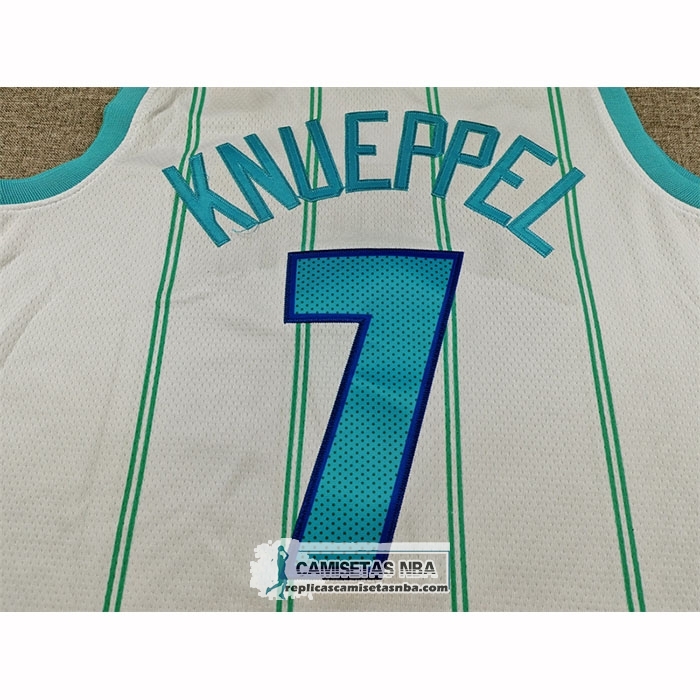 Camiseta Charlotte Hornets Kon Knueppel NO 7 Association 2025-26 Blanco